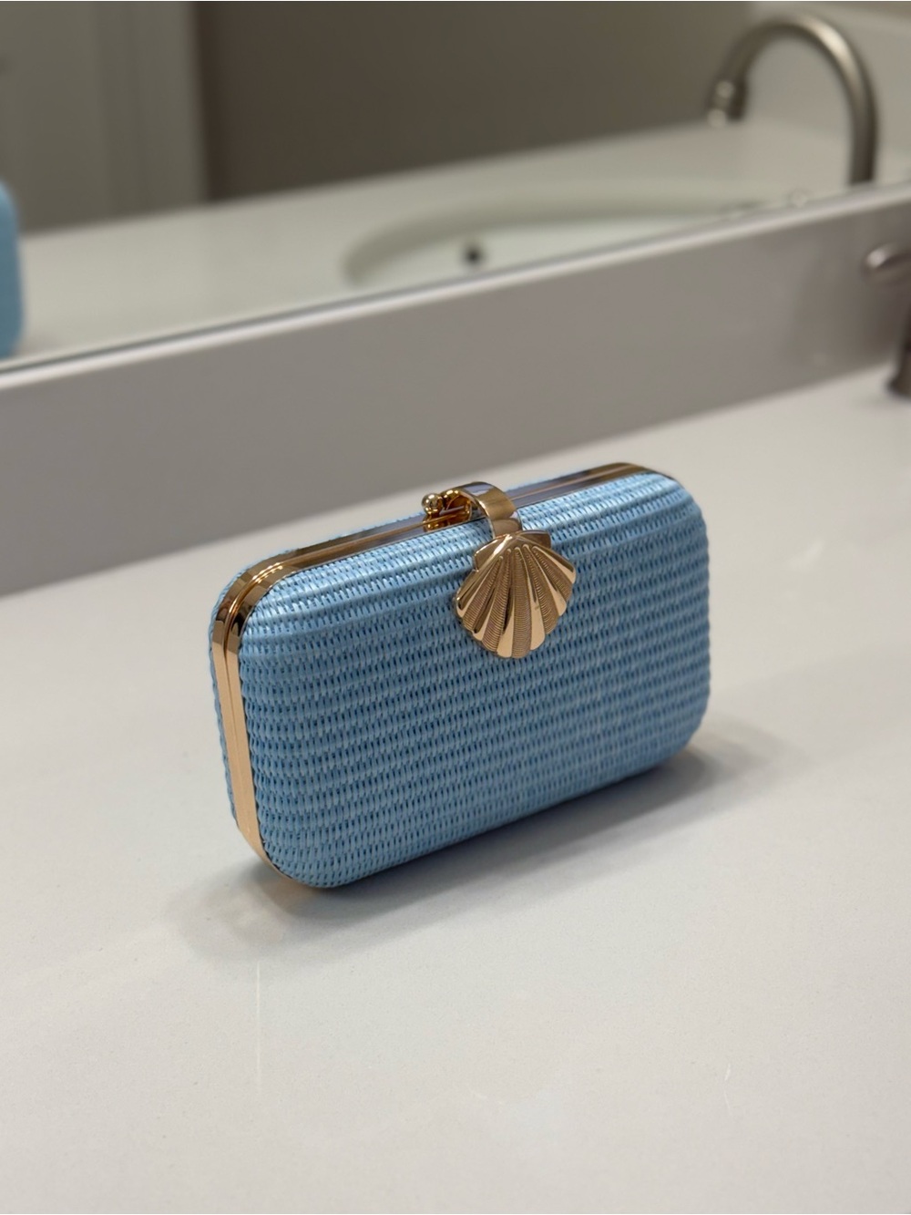 Tommy Bahama Light Blue Woven Shell Clutch with Gold Chain NWT - Picture 11 of 12